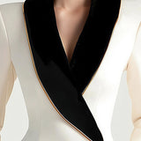 Elegantni asimetrični bijeli blazer s crnim kontrastnim reverima