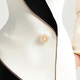 Elegantni asimetrični bijeli blazer s crnim kontrastnim reverima