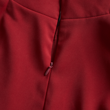 Elegantna bijela haljina s mandarin ovratnikom i dizajnom remena