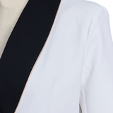 Elegantni asimetrični bijeli blazer s crnim kontrastnim reverima
