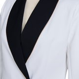 Elegantni asimetrični bijeli blazer s crnim kontrastnim reverima