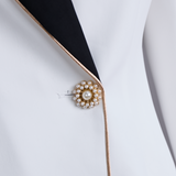 Elegantni asimetrični bijeli blazer s crnim kontrastnim reverima