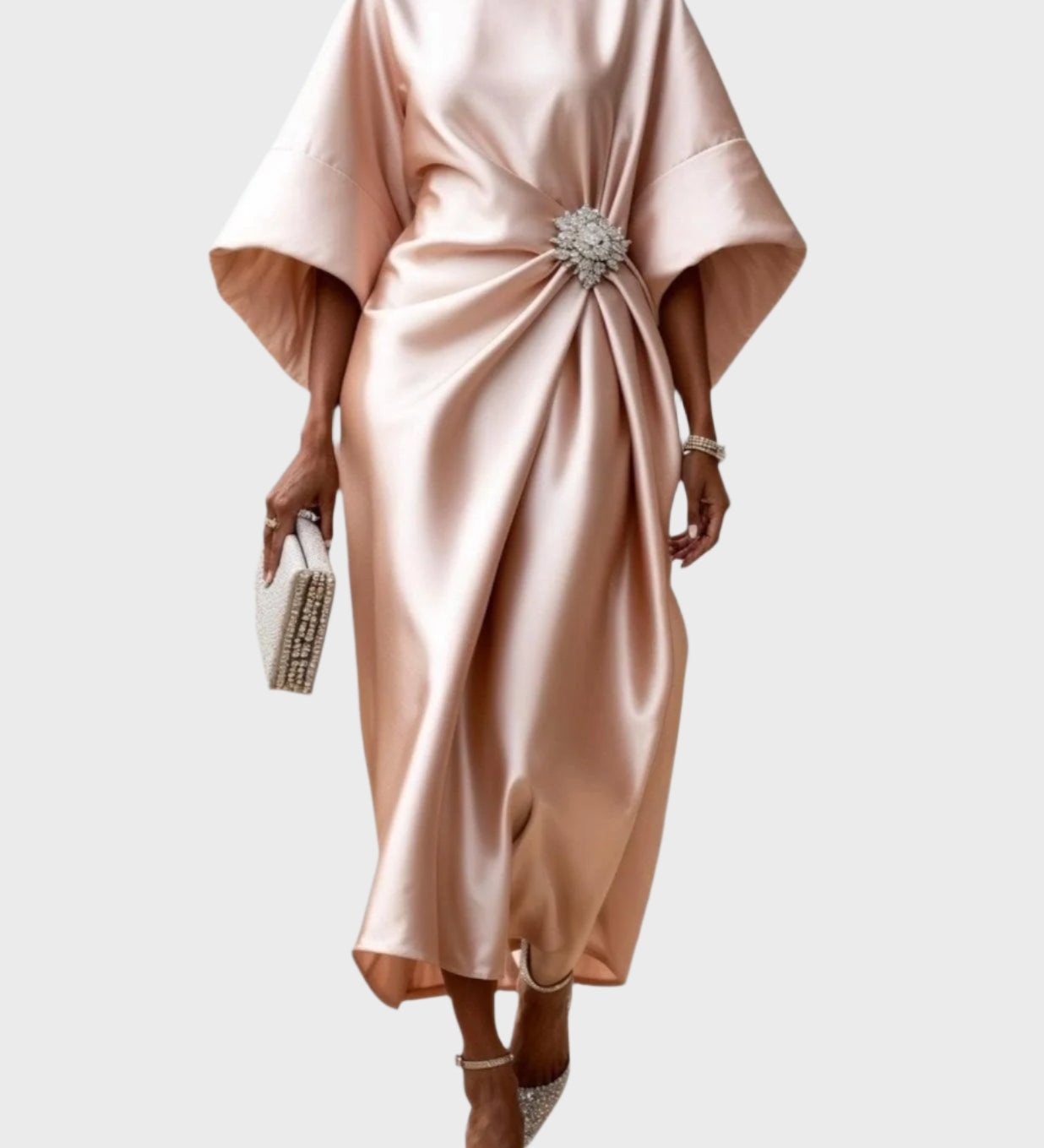 Saten Haljina s Bočnim Plisiranjem i Dekorativnom Kopčom