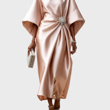 Saten Haljina s Bočnim Plisiranjem i Dekorativnom Kopčom