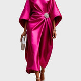 Saten Haljina s Bočnim Plisiranjem i Dekorativnom Kopčom