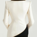 Elegantni asimetrični bijeli blazer s crnim kontrastnim reverima