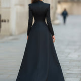 Elegantni krojeni sako uz čipkastu haljinu