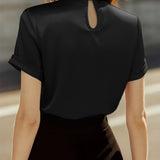 Sofisticirana bijela satenska bluzica s modernim izrezom