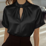 Sofisticirana bijela satenska bluzica s modernim izrezom