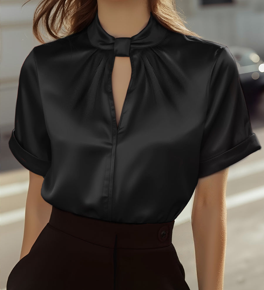 Sofisticirana bijela satenska bluzica s modernim izrezom