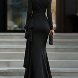 Elegantna haljina od satena s jednim ramenom, drapiranim detaljima i bočnim rascjepom