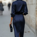 Elegantna haljina od satena s jednim ramenom, drapiranim detaljima i bočnim rascjepom