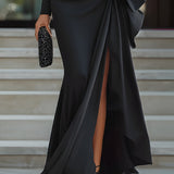 Elegantna haljina od satena s jednim ramenom, drapiranim detaljima i bočnim rascjepom