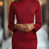 Elegantna bijela haljina s mandarin ovratnikom i dizajnom remena