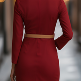 Elegantna bijela haljina s mandarin ovratnikom i dizajnom remena