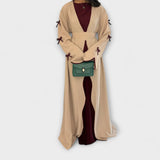 Stylish Kardigan i Haljina u Kombinaciji s Prugastom Dekoracijom