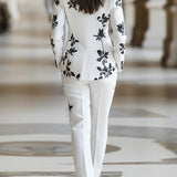 Bijeli cvjetni printani kostim