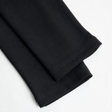 Elegantna haljina s prorezom inspirirana smokingu