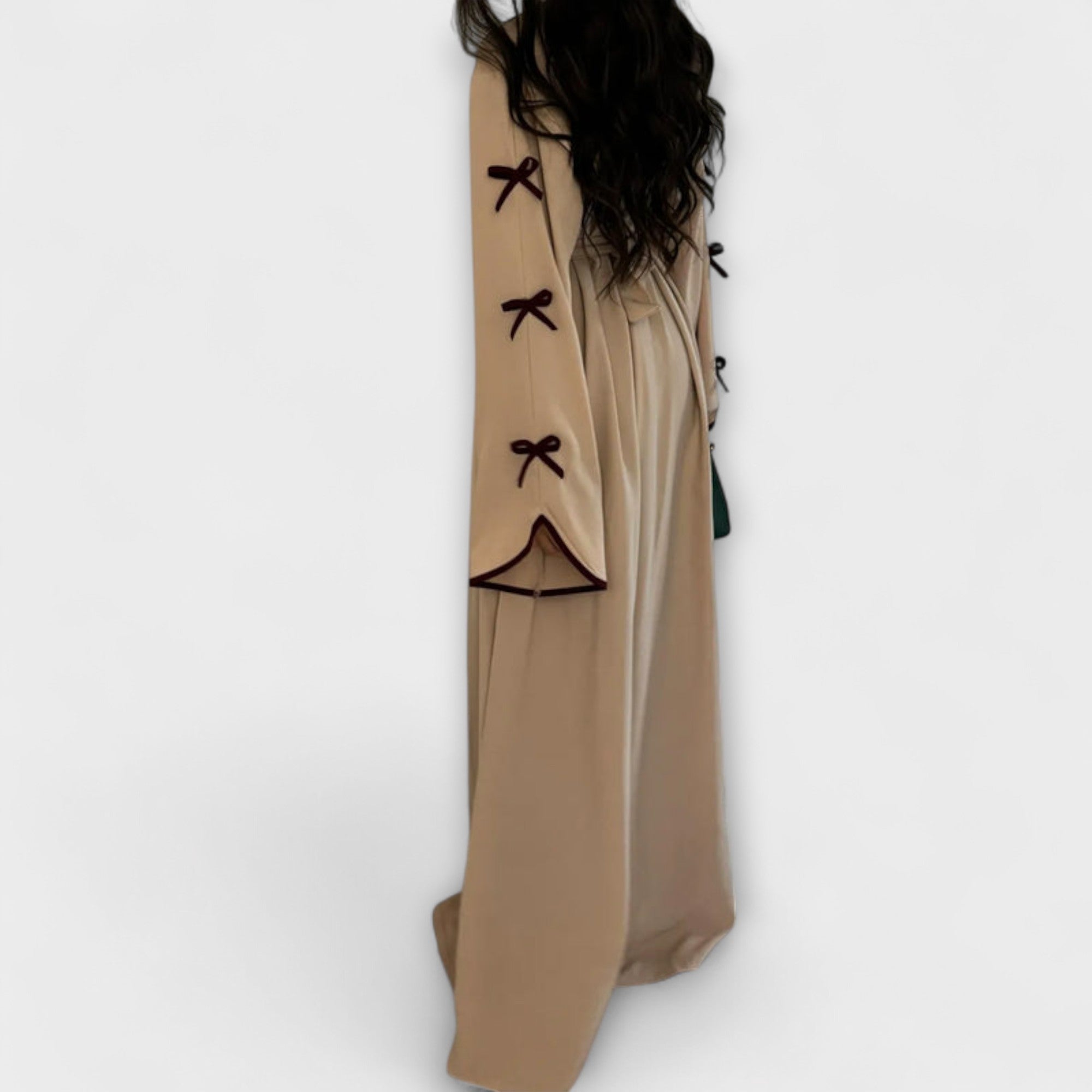 Stylish Kardigan i Haljina u Kombinaciji s Prugastom Dekoracijom