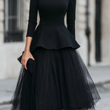 Set strukturiranog peplum topa i slojevite midi suknje