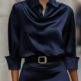 Elegantna haljina od satena s jednim ramenom, drapiranim detaljima i bočnim rascjepom