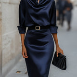 Elegantna haljina od satena s jednim ramenom, drapiranim detaljima i bočnim rascjepom