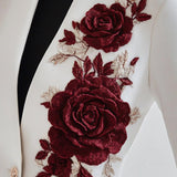 Chic bijeli sako s crvenim ružama