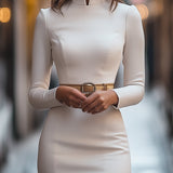 Elegantna bijela haljina s mandarin ovratnikom i dizajnom remena