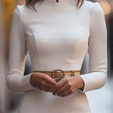 Elegantna bijela haljina s mandarin ovratnikom i dizajnom remena